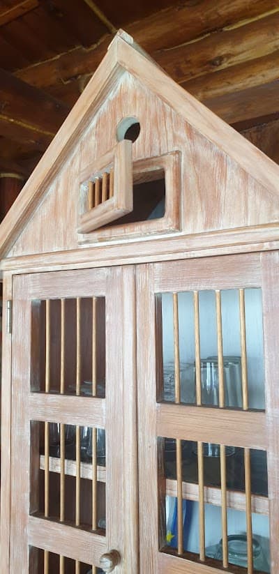 Traditional Heritage Hutch Detail